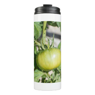Tomatenrijping in een boomgaard thermosbeker