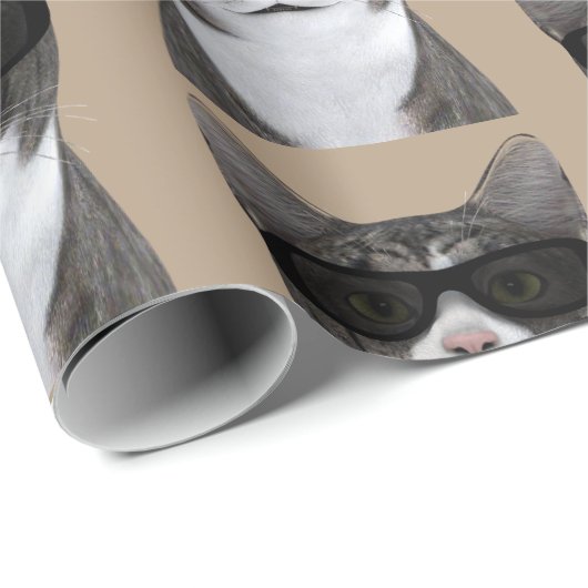 Tomcat ziet er zo knuffel uit met schaduwen cadeaupapier (Rol Hoek)