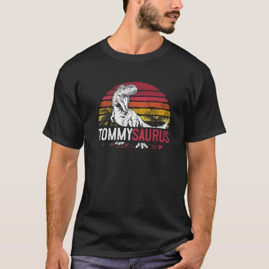 Tommy Saurus Funny Personalized Dinosaur T Rex Nam T-shirt (Voorkant)