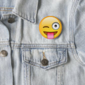 Tongue Emoji Pin Ronde Button 5,7 Cm (In situ)