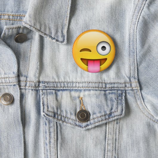 Tongue Emoji Pin Ronde Button 5,7 Cm (In situ)