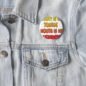 Tongue Tied: Grappige Tong Quote Kleurrijke Tekst Ronde Button 5,7 Cm (In situ)