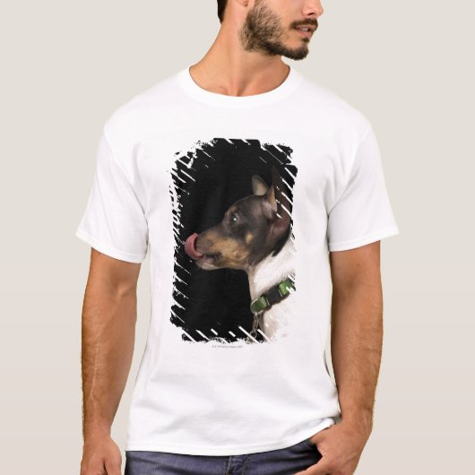 Tongue uit de zwarte en witte terrier t-shirt (Voorkant)