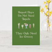 Tonsillen verwijderd voor slimme jongen met ijsroo kaart (Gele Bloem)