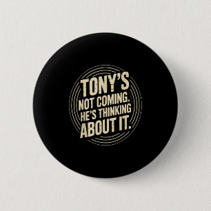 Tony komt niet - hij denkt grappig citaat ronde button 5,7 cm