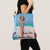 Toon Surfer meisje poseren op de kust Tote Bag (Dichtbij)