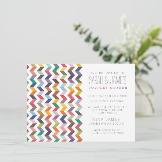 Toonaangevende Chevron Couples Shower Party Invite Kaart (Staand voorkant)