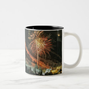 Toortsverlichtingsparade en vuurwerk tijdens de wi tweekleurige koffiemok