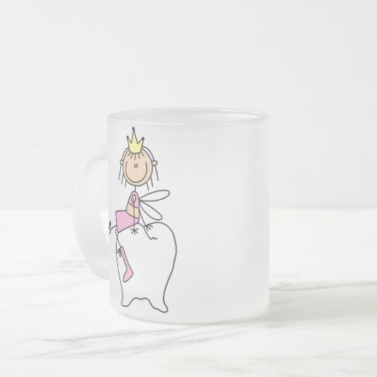 Tooth Fairy zit op een tand-Mok Matglas Koffiemok (Voorkant links)