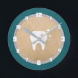 Tooth | Goud en zilver cyaan tandheelkundig Ronde Klok<br><div class="desc">Elegant wall klok voor een tandarts met een glanzende witte tand op faux gouden folie.</div>
