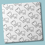 Tooth Tegeltje<br><div class="desc">Een eenvoudig zwart-wit tand- of tandontwerp perfect voor een tandarts, orthodontist en meer! Of je deze tegel nu wilt gebruiken als een klein onderzetter of trivet voor een drink of bord... je gaat groot met een receptie of de hele kantoor, is aan jou! Doe een volle wand, of gewoon een...</div>