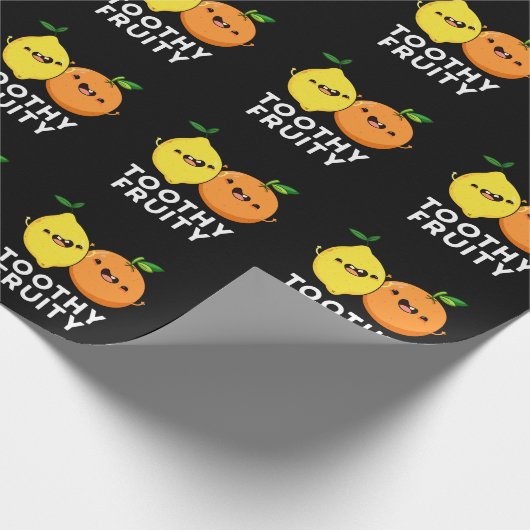 Toothy Fruity Fruit Pun Dark BG Cadeaupapier (Hoek)