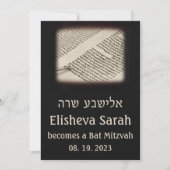 Torah Scroll Dark Hebrew Bat Mitzvah Uitnodiging (Voorkant)