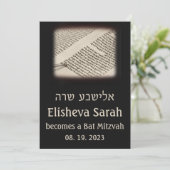 Torah Scroll Dark Hebrew Bat Mitzvah Uitnodiging (Staand voorkant)