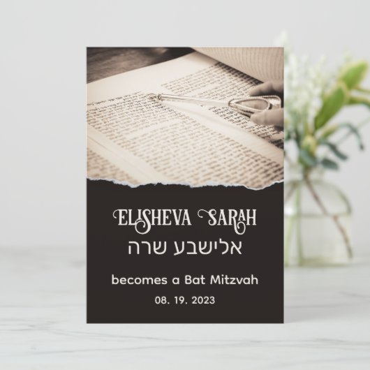 Torah Scroll Elegant Hebrew Bat Mitzvah Uitnodigin Kaart (Staand voorkant)