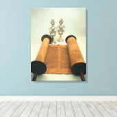 Torah scroll met Silver Crown finals Canvas Afdruk (Insitu (Houten vloer))