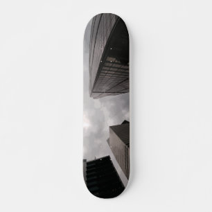 Toren in de stad. persoonlijk skateboard