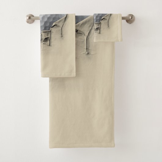 Torn Golf Ball Bad Handdoek (Insitu)