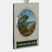 Torrey Pine en het kustlandschap van Californië Verzilverd Banner Ornament (Rechts)