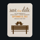 Tortelduifjes op Park Bench Wedding Magneet<br><div class="desc">Het huwelijk sparen de aankondigingen van de Datum of gunsten kenmerkt een schattige illustratie van twee vogels die op een parkbank worden doordringd. Ideaal voor elke herfst, winter, zomer of lente bruiloft. Bezoek onze winkel voor bijpassende producten en nog meer bruidbriefjes zoals trouwuitnodigingen, dankjewel notities, plezier en adresetiketten, bachelorette en...</div>
