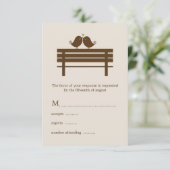 Tortelduifjes op Park Bench Wedding RSVP Kaartje (Staand voorkant)