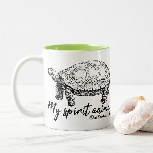 Tortoise is mijn geestesdier voor een langzame vri tweekleurige koffiemok (Met donut)