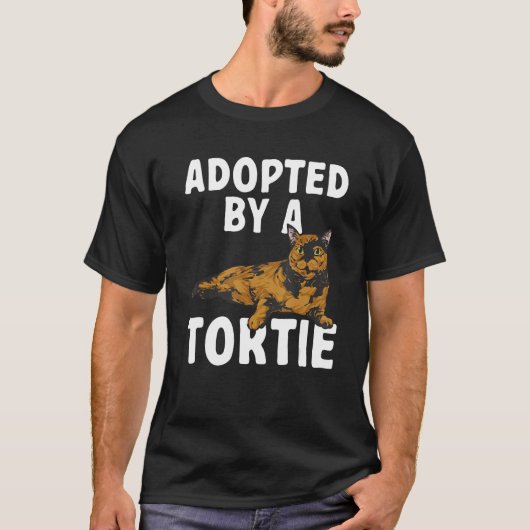 Tortoiseshell Cat Adopted By A Tortie Cat T-shirt (Voorkant)