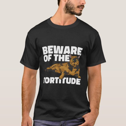 Tortoiseshell kat Pas op voor de Tortitude Tortie  T-shirt (Voorkant)