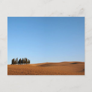 Toscaanse landschap met een briefkaart met cyperse