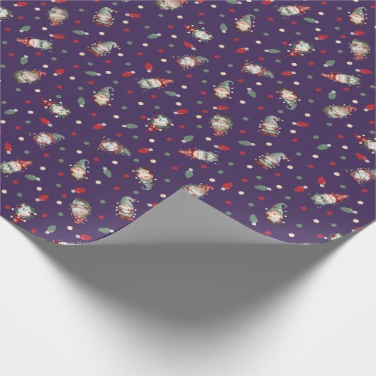 Tossed Gnomes Wrapped in Lights on Deep Purple Cadeaupapier (Hoek)