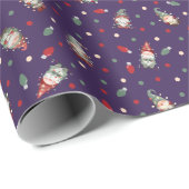 Tossed Gnomes Wrapped in Lights on Deep Purple Cadeaupapier (Rol Hoek)