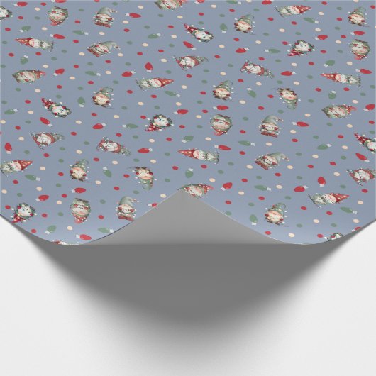 Tossed Gnomes Wrapped in Lights on Light Gray-Blue Cadeaupapier (Hoek)