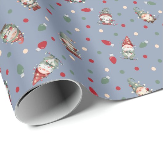 Tossed Gnomes Wrapped in Lights on Light Gray-Blue Cadeaupapier (Rol Hoek)