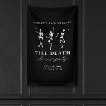 Tot de dood, doe ons feest vrijgezellenweekend spandoek<br><div class="desc">Dit eenvoudige maar superchique uitnodigingsontwerp heeft dansende skeletten en een spookachtig thema.</div>