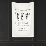 Tot de dood, doe ons feest vrijgezellenweekend spandoek<br><div class="desc">Dit eenvoudige maar superchique uitnodigingsontwerp heeft dansende skeletten en een spookachtig thema.</div>