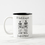 Tot de dood ons deel Skeleton Couple Name Black Tweekleurige Koffiemok (Links)