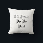Tot de dood ons Deel White Sierkussen<br><div class="desc">Deze zwarte en witte worp is geaccentueerd met het gezegde,  tot de dood ons deel doet,  en de namen en trouwdatum van het gelukkige paar.</div>
