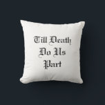 Tot de dood ons Deel White Sierkussen<br><div class="desc">Deze zwarte en witte worp is geaccentueerd met het gezegde,  tot de dood ons deel doet,  en de namen en trouwdatum van het gelukkige paar.</div>