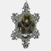 Tot de dood ons deelgenoot maakt ... Nong Khai, Th Tin Sneeuwvlok Ornament (Links)