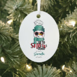 Tot Sneeuwgoed - Snowman in Pet en Scarf Foto Metalen Ornament<br><div class="desc">Deze super schattige sneeuwman is zeker van plan deze winter goed te sneeuwen. Een blauwgroen pet en sjaal met sneeuwvlokken erop en een zonnebril van snoepsuikerriet. Handgeschreven tekst zegt "tot sneeuw goed". Iets leed voor een coole blik. Perfect voor de kleine leugenaar met kerst. Voeg hun naam aan de voorzijde...</div>