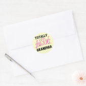 Totaal Geweldige Oma - Roze T-shirts en Giften Ronde Sticker (Envelop)