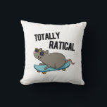 Totaal Ratig Funny Rat Pun Kussen<br><div class="desc">Het Ratical Funny Rat Pun heeft een schattige rat die er echt cool uitziet in zijn zonnebril terwijl hij op zijn skateboard kruipt. Funny Pun cadeau voor familie en vrienden die van schattige rattenbonen houden.</div>