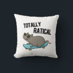 Totaal Ratig Funny Rat Pun Kussen<br><div class="desc">Het Ratical Funny Rat Pun heeft een schattige rat die er echt cool uitziet in zijn zonnebril terwijl hij op zijn skateboard kruipt. Funny Pun cadeau voor familie en vrienden die van schattige rattenbonen houden.</div>