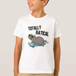 Totaal Ratig Funny Rat Pun T-shirt<br><div class="desc">Het Ratical Funny Rat Pun heeft een schattige rat die er echt cool uitziet in zijn zonnebril terwijl hij op zijn skateboard kruipt. Funny Pun cadeau voor familie en vrienden die van schattige rattenbonen houden.</div>