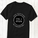Totaal Solar Eclipse 2024 gepersonaliseerd T-shirt<br><div class="desc">Vier de Total Solar Eclipse op 8 april 2024 met dit gepersonaliseerde T-shirt. Wijzig de familienaam en de tekst die u wilt aanpassen.</div>