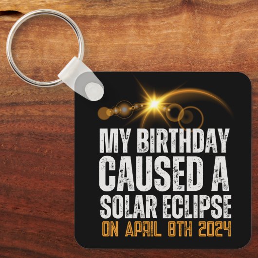 Totaal Solar Eclipse Grappige Verjaardag 4-8-2024  Sleutelhanger (Voorkant)