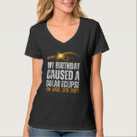 Totaal Solar Eclipse Grappige Verjaardag 4-8-2024  T-shirt<br><div class="desc">zonsverduistering en verjaardag 4-8-2024 Mijn verjaardag veroorzaakte een totale zonsverduistering op 8 april 2024 Leuke verjaardag Maak een statement en omarm de hemelse magie van je verjaardag met ons shirt "My Birthday Caused a Total Solar Eclipse". Het is een gespreksstart, een aandenken, en een herinnering aan de ongelooflijke wonderen van...</div>