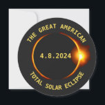 Totaal Solar Eclipse Viewing Party 4.8.2024 Vereni Kaart<br><div class="desc">Maak je klaar voor de Great American total solar eclips op 4 april 2024 met deze coole ronde kijkparty Invitation. Het ontwerp aan de voorzijde is voorzien van een donker silhouet van de maan dat de zon verhult met een oranje gloed en uw aangepaste feestdetails op de achterkant. Of u...</div>