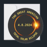 Totaal Solar Eclipse Viewing Party 4.8.2024 Vereni Kaart<br><div class="desc">Maak je klaar voor de Great American total solar eclips op 4 april 2024 met deze coole ronde kijkparty Invitation. Het ontwerp aan de voorzijde is voorzien van een donker silhouet van de maan dat de zon verhult met een oranje gloed en uw aangepaste feestdetails op de achterkant. Of u...</div>