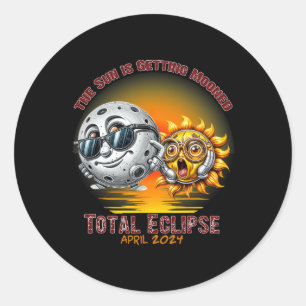 Total Solar Eclipse Chase April 2024 Zon is Gettin Ronde Sticker